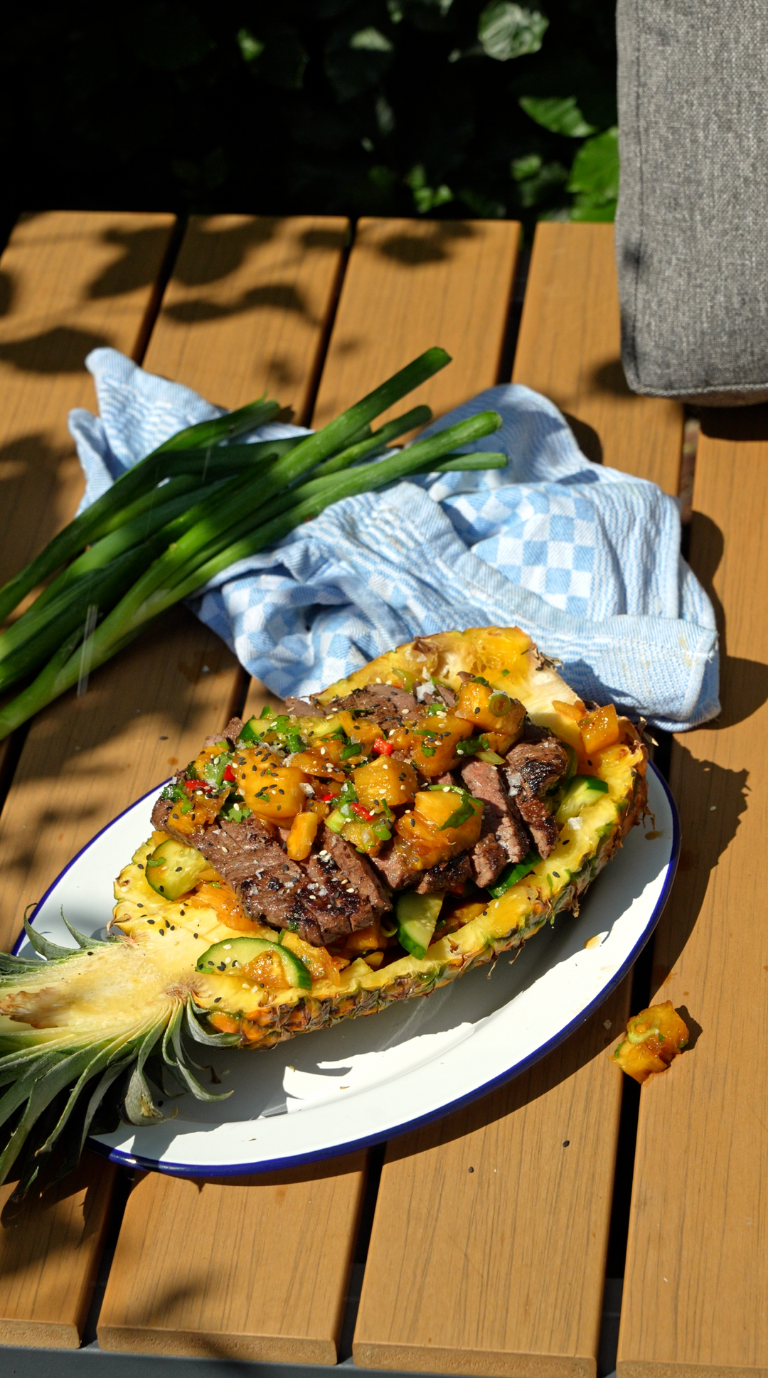 ASIATISCHER ANANASSALAT MIT WAGYU TATAKI