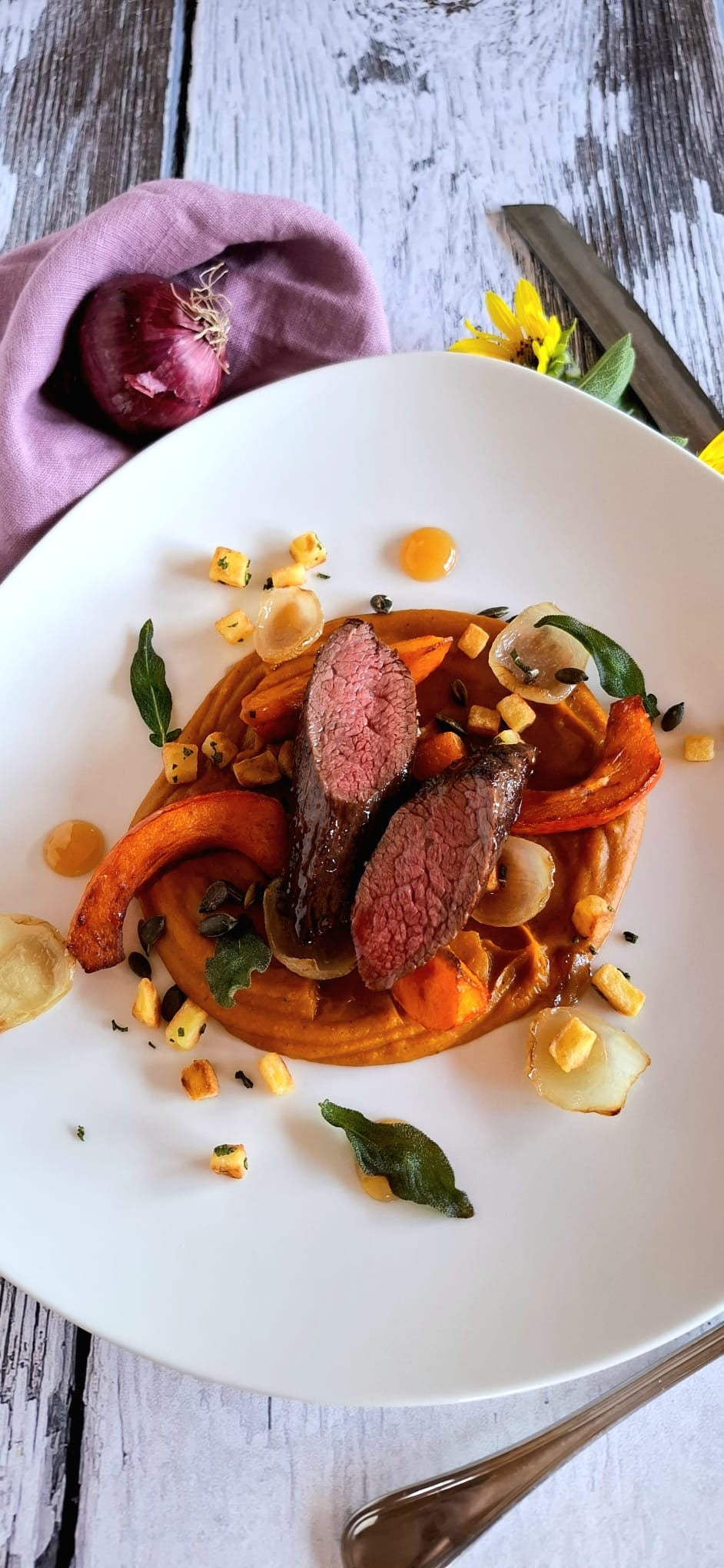 WAGYU STEAK MIT KÜRBIS, SALBEI-KARTOFFELN UND KARAMELLISIERTEN ZWIEBELN