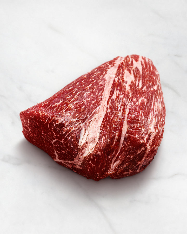 Wagyu Filetkopf auf weißem Hintergrund, Kobe-Filet, roh, marmoriert, Wagyutatar aus Filetkopf zubereitet, Rindfleisch roh serviert, Filetkopf online kaufen