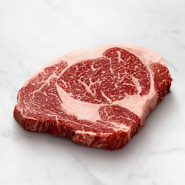 rib i steak, ein eye steak auf weißem Hintergrund,  entrecôte rib eye steak	 preis, Wagyu Rib Eye mit starker Marmorierung, verschiedene Wagyu-Rindfleischspezialitäten