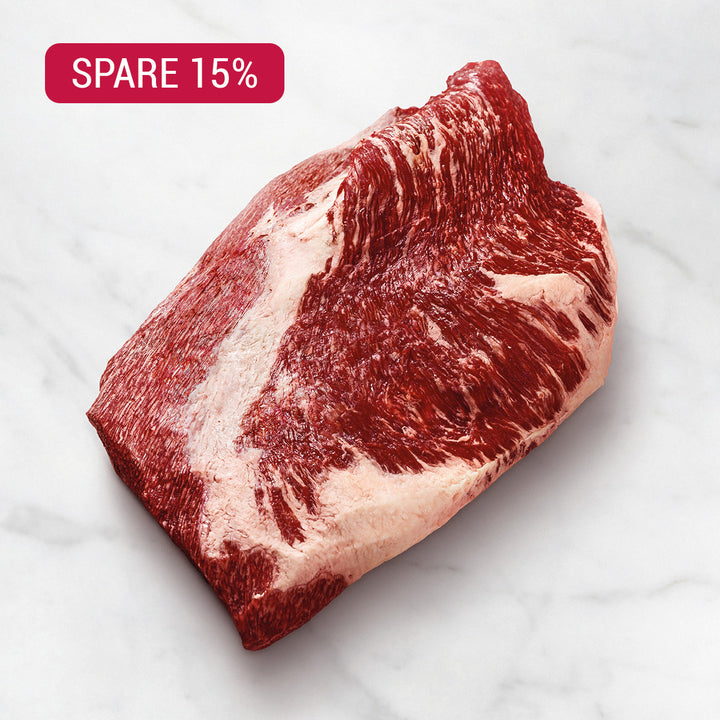 Wagyu-Brisket stark marmoriert auf weißem Hintergrund, Rinderbrust halbiert oder am Stück, Rinder-Brisket online bestellen