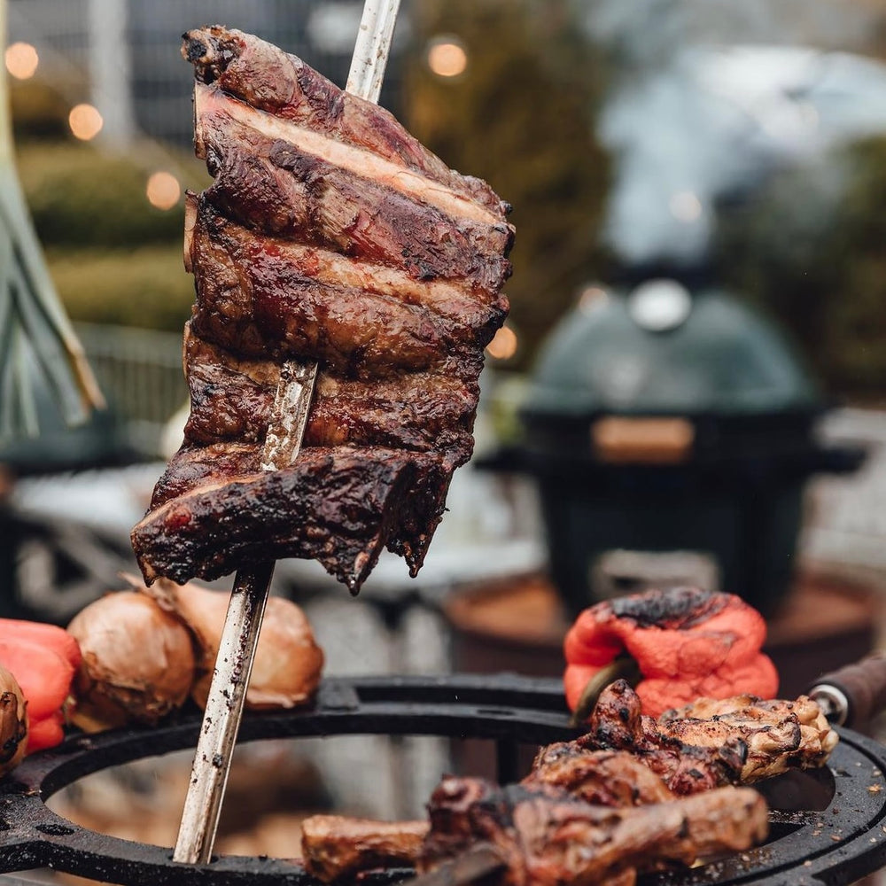 Wagyu-Beef-Back Ribs auf einem Spieß, Gegrillt, smoken, mit Gemüse 