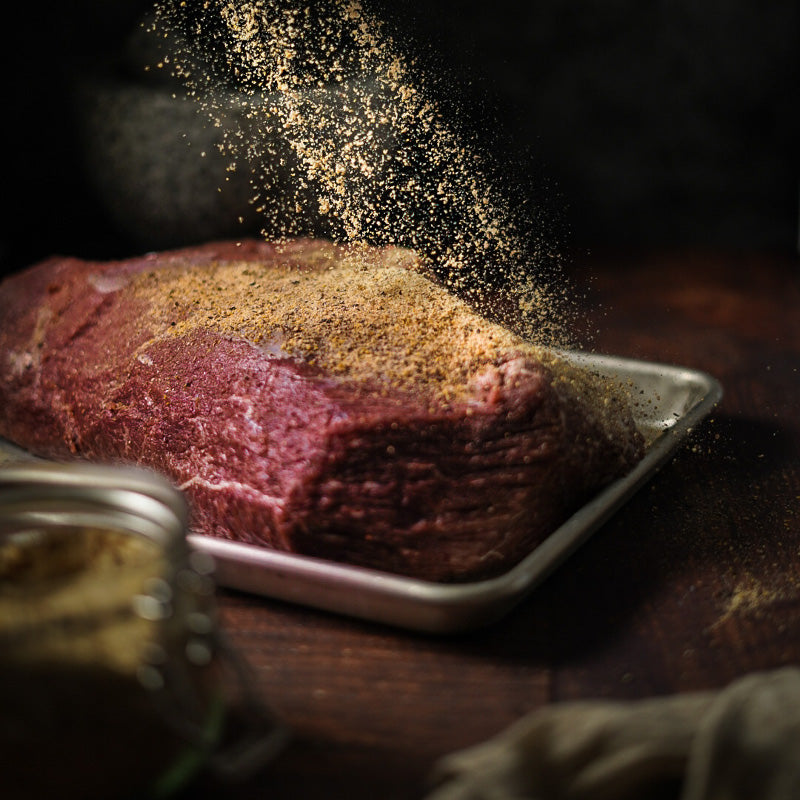 rohes Wagyufleisch mit Gewürzen, Schwanzrolle, Eye of Round, Semerrolle Zubereitung im Smoker