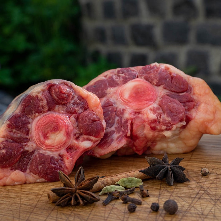 wagyu-oxtail roh serviert auf einem Holzbrett, Wagyu-Ochsenschwanz, Rinderochsenschwanz