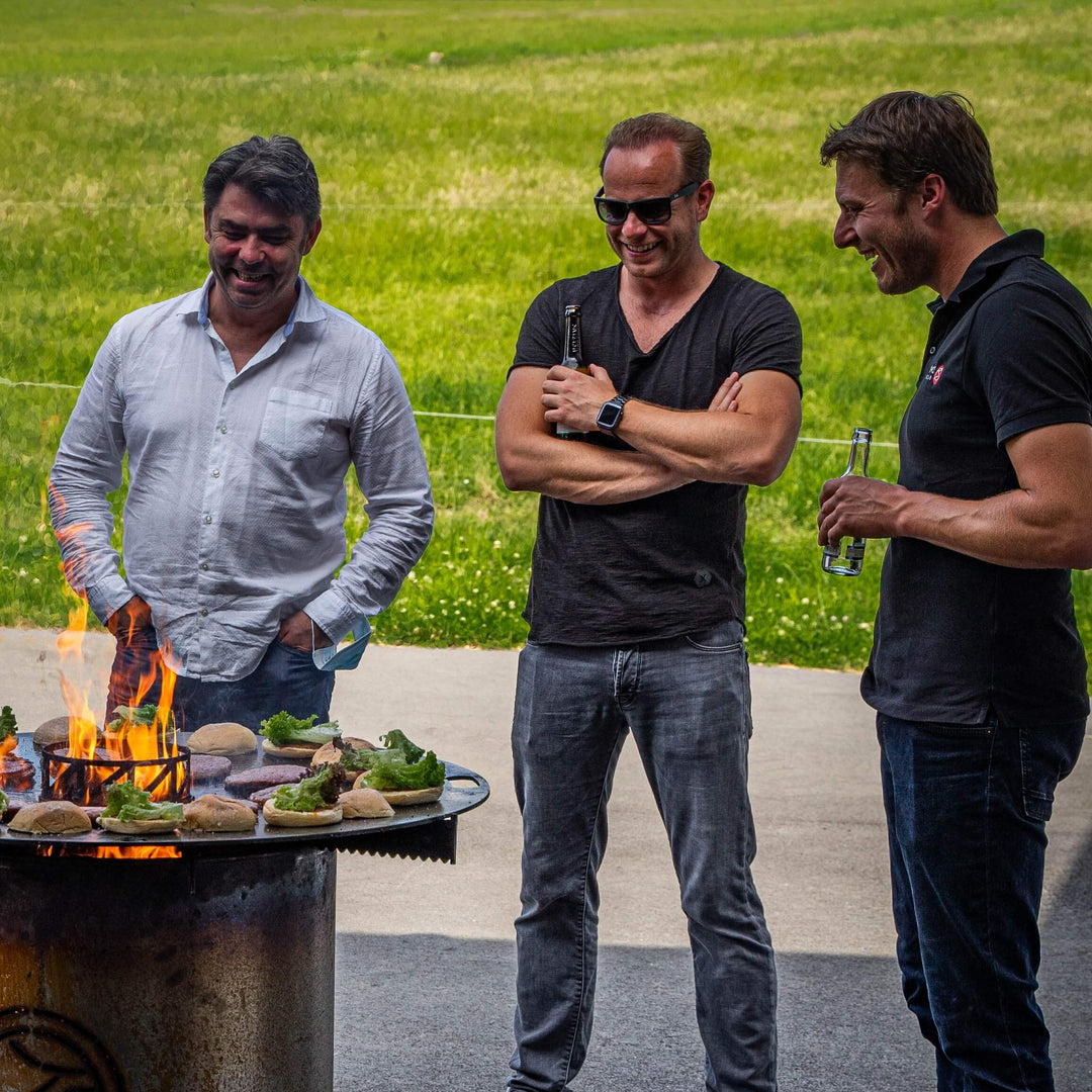 geschenkidee-einzigartig, Wagyu Burger auf dem Grill, Spaß am Tasting, gesellige Runde